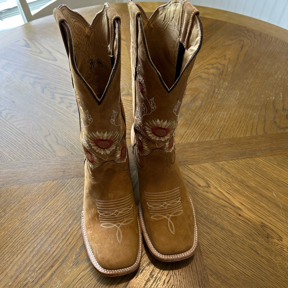 Quincy Women's Tan Sunflower Square Toe Boots Size 10